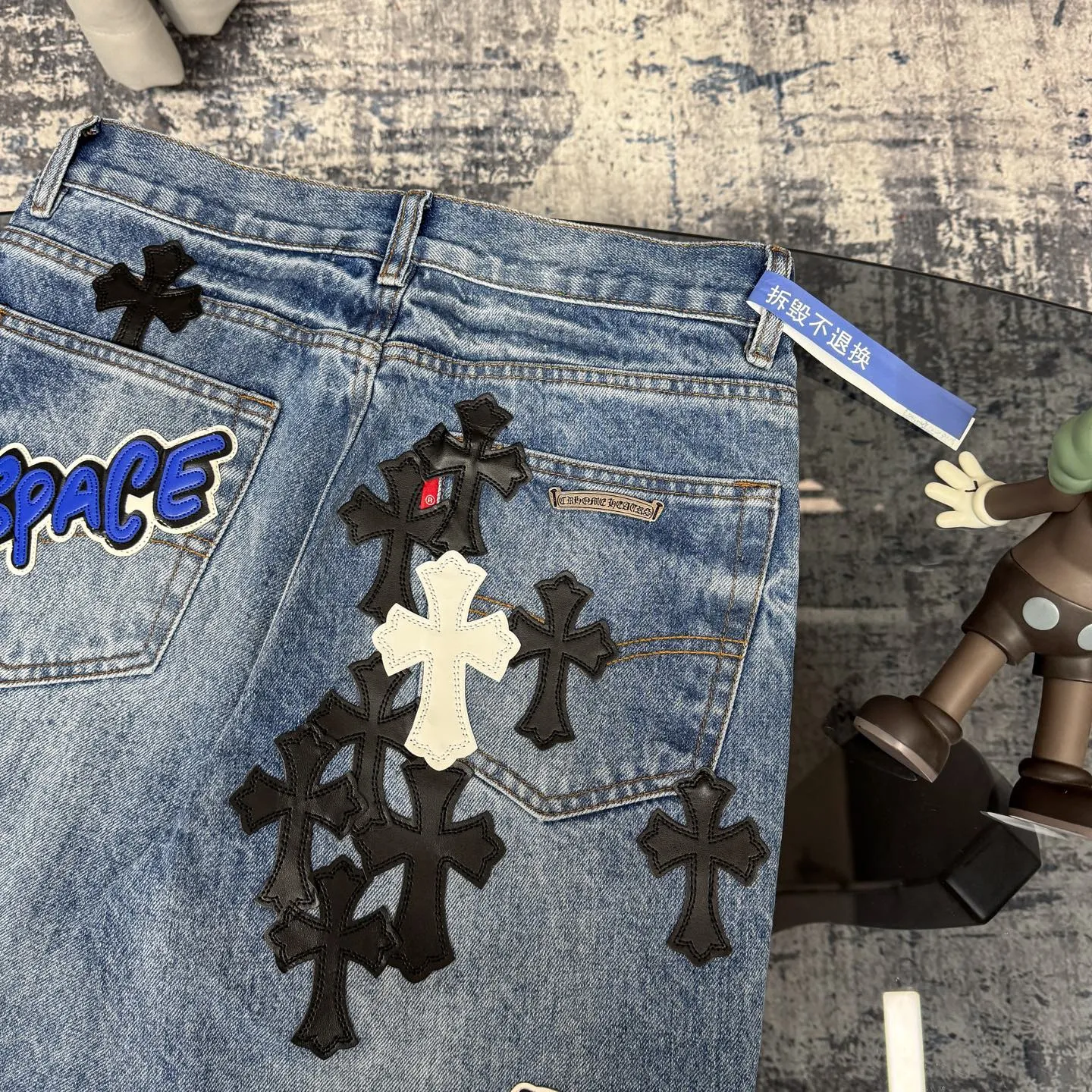 P320 Chrome Heart Blue Ox King Graffiti Multi-Color Leather Jeans [Same Style as L*Xiang] Chrome Heart Blue Ox King Graffiti Multi-Color Leather Jeans are the “king of the market” in the fashion industry! Made of high-quality denim and processed through complex washing processes, the distressed effect is super unique. The multi-color leather and graffiti design bring out the cool street genes of Crowe. Each pair of pants is unique, and you can directly transform into a street trend ICON when you put it on. The matching method is super cool: High street style: Pair it with a black hooded sweatshirt, thick-soled boots, and stacked silver chains. When you go to the stage or on the street, you will have an aura of 2.8 meters. You can slay at concerts and out on the street. Mix and match trendy styles: wear a suit jacket + canvas shoes for boys, and wear a short crop top + dad shoes for girls. Mix and match to create a sense of contrast, full of fashion sense, and the hair tie will get likes in seconds when taking photos. Couples share the same style: one pair with each other, the boy wears a solid color T + sneakers, the girl wears a short top + sneakers, they are the most eye-catching trendy couple when they go out, and they keep turning heads! No matter what your style is, these pants can help you grasp the essence of the trend. It is a must-have for trendy players. You will look the most beautiful on the street when you put it on! Size: 28/30/32/34/36 Waist: 70/75/80/85/90 Pants length: 102/104/106/108/110